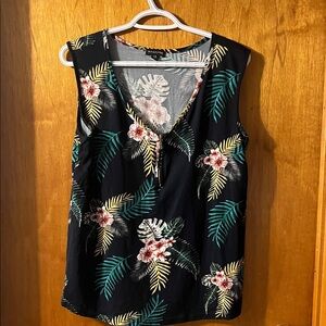 Woman’s Magazine Black Tropical Floral V-Neck Camisole Large